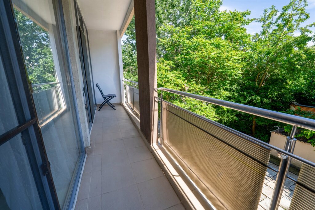 Balcon cu vedere spre verdeață la Hotel Recif Neptun