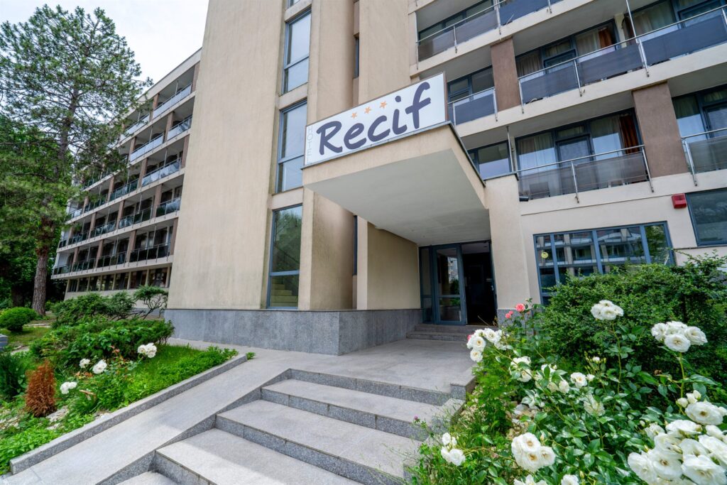 Intrarea în Hotel Recif din Neptun, pe Aleea Plopilor