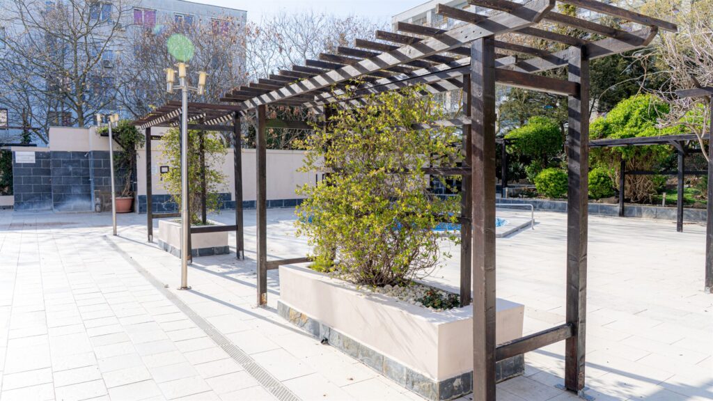 Curte verde cu pergolă la Hotel Recif Neptun