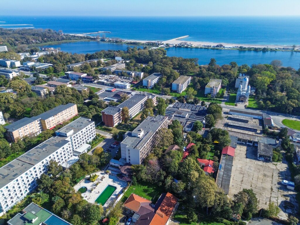 Stațiunea Neptun văzută de sus, cu lacurile și marea