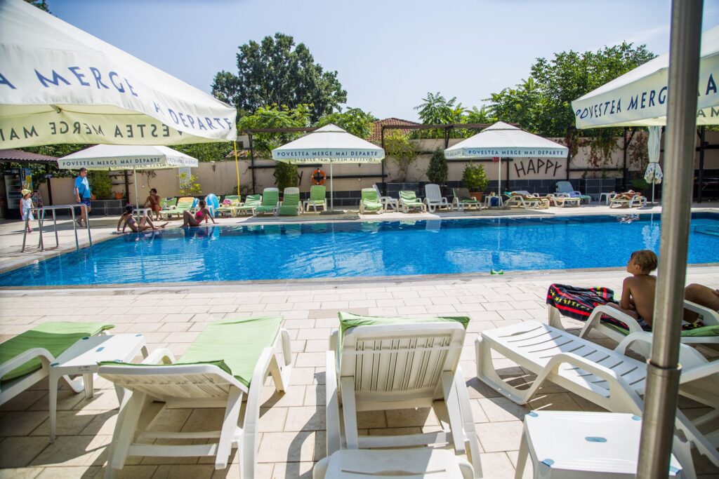 Piscina Hotel Recif Neptun, cu șezlonguri și umbrele