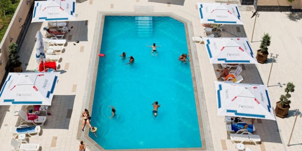 Piscina Hotel Recif Neptun, cu șezlonguri și umbrele