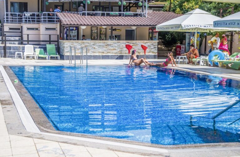 Oaspeți la piscina Hotel Recif din Neptun, într-o zi de vară